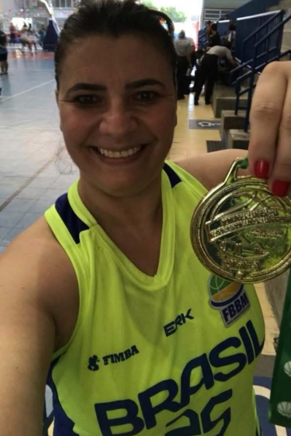 Simone Zanon com medalha, de camisa da seleção