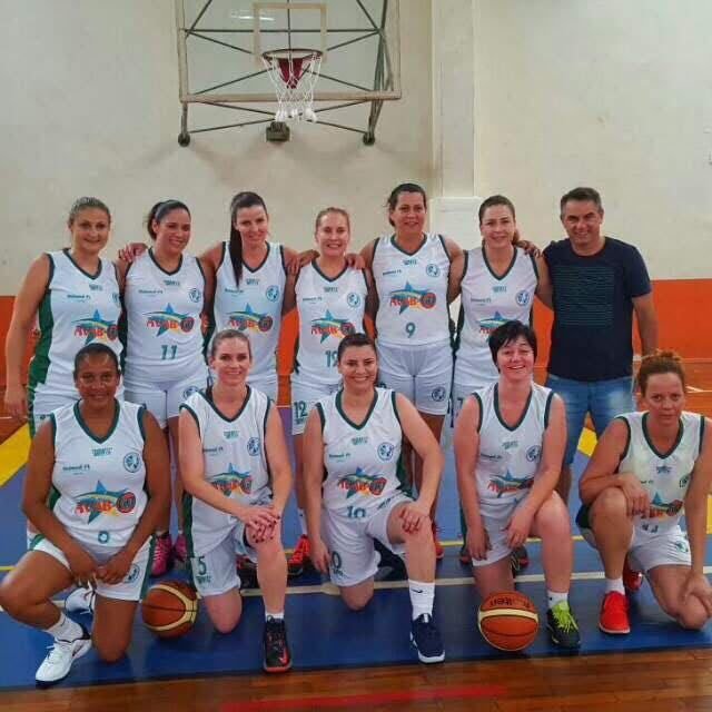 Simone Zanon com o time de basquete